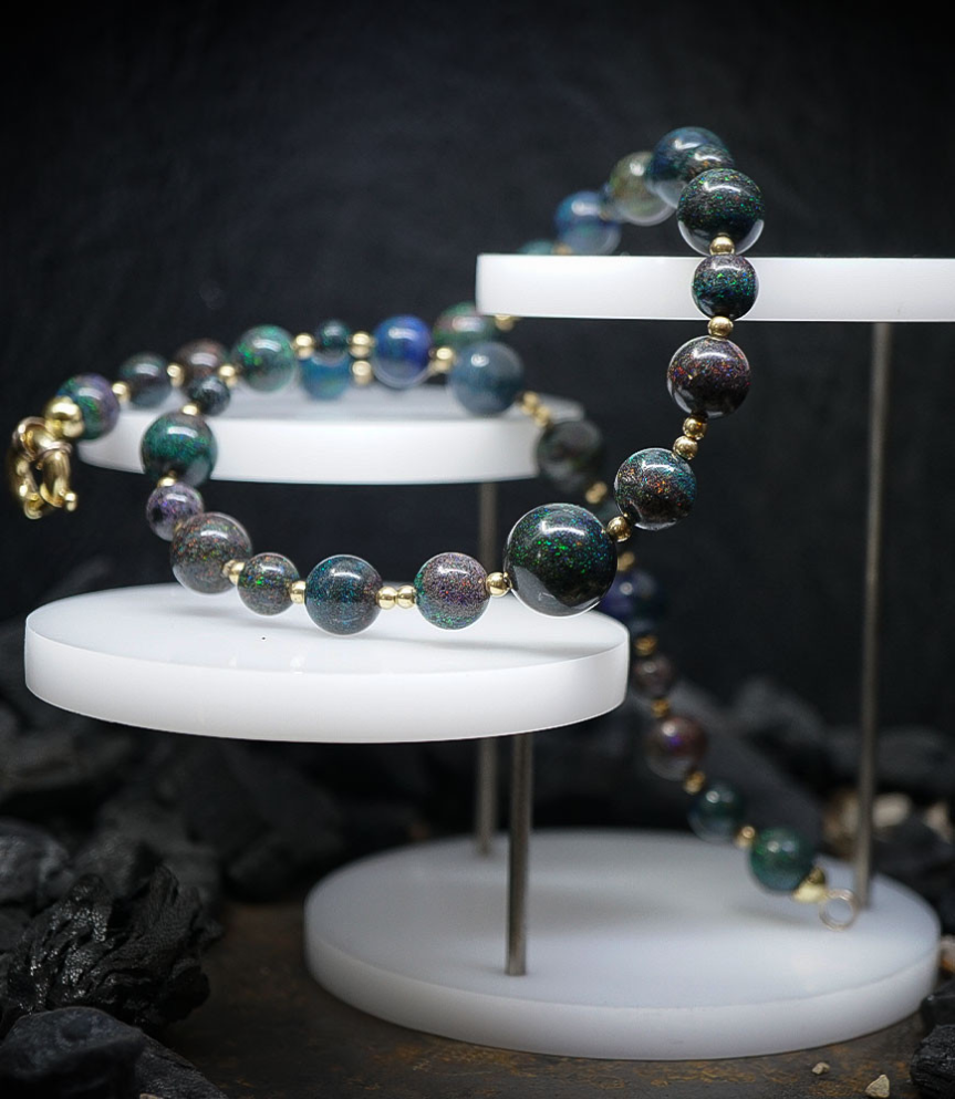 Collier Opale et Or 18KT Matière: Or 750/1000 (10 grammes)  Pierre: Opales (176,05 carats) Poids: 45,21 grammes