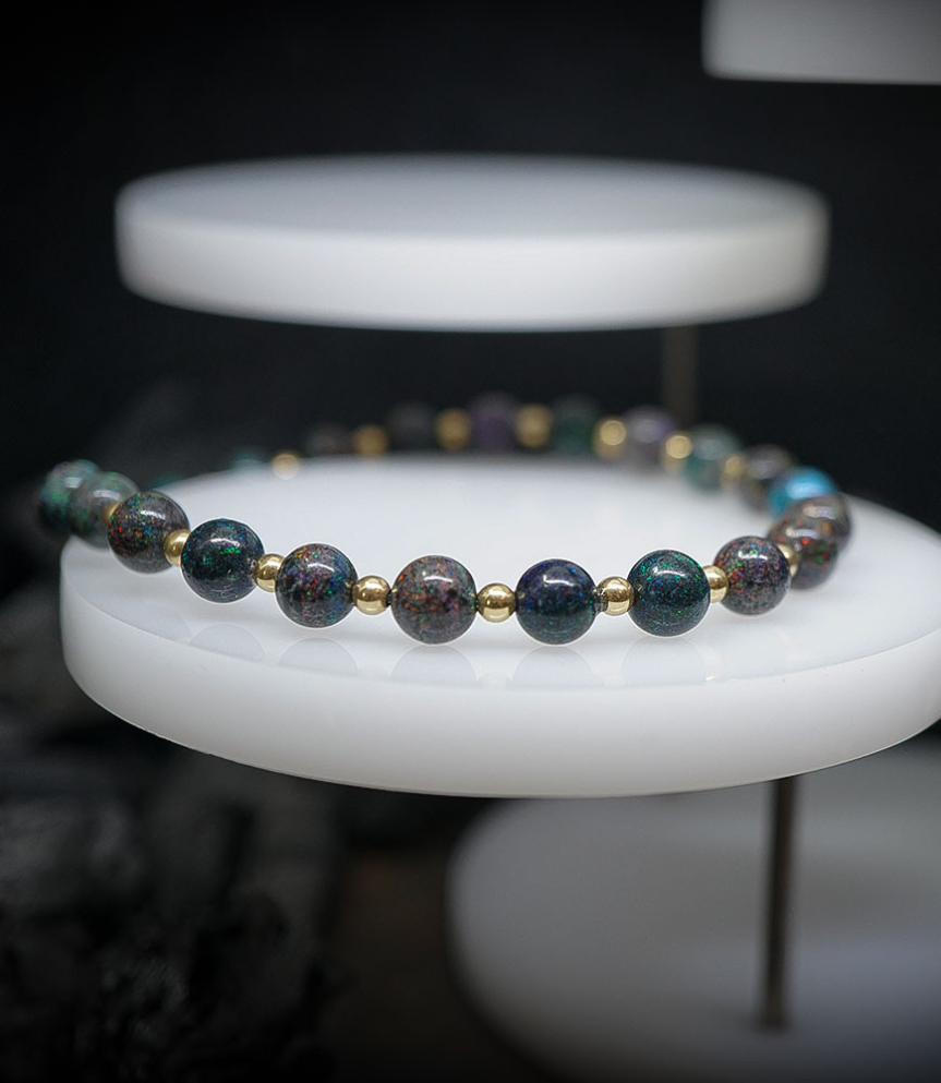 Bracelet Opale et or 18 KT. Matière: Or 750/1000 (3,95 gramme) Pierre: Opale (27,2 carats)  Poids: 9,39 grammes