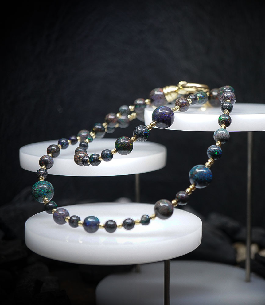 Collier Opale et Or 18KT Matière: Or 750/1000 (13 grammes)  Pierre: Opales (101 carats) Poids: 33,20 grammes