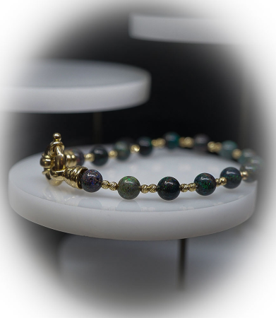 Bracelet Opale en Or 18 KT Matière: Or 750/1000 (9,4 grammes) Pierre: Opales (10,75 carats) Poids: 11,55 grammes