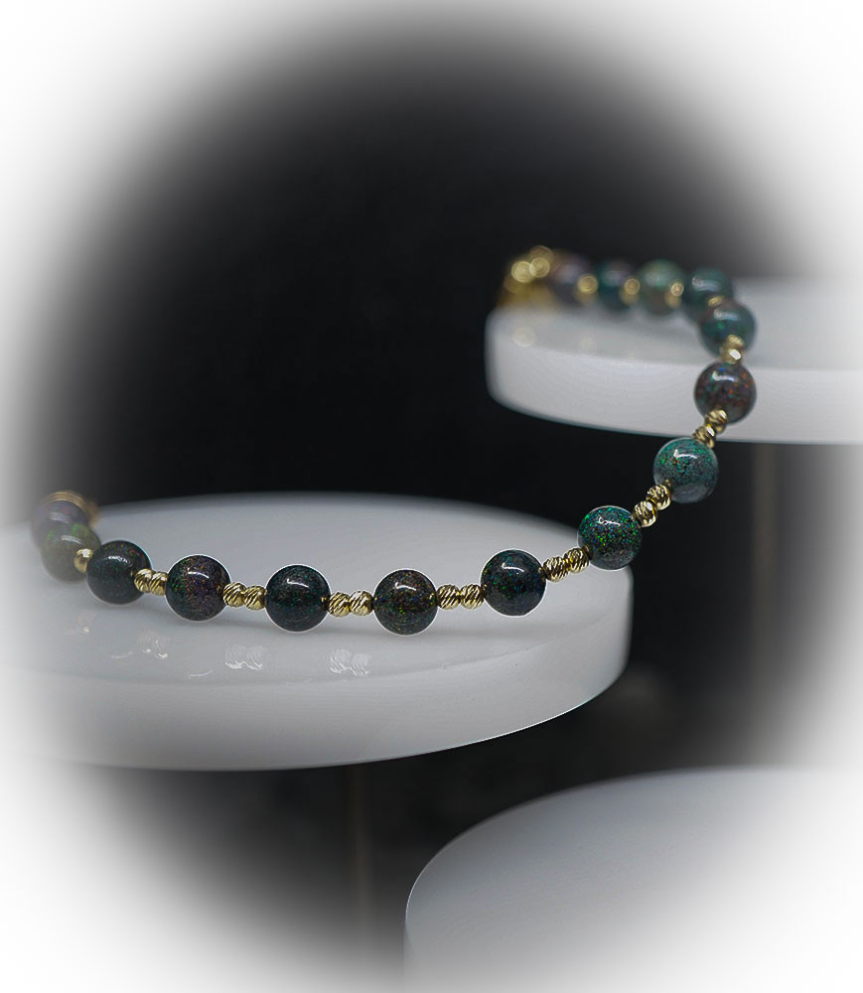 Bracelet Opale en Or 18 KT Matière: Or 750/1000 (9,4 grammes) Pierre: Opales (10,75 carats) Poids: 11,55 grammes