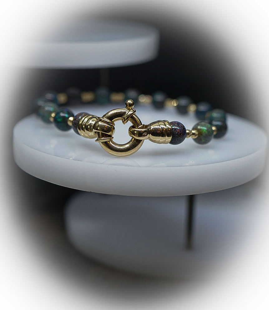 Bracelet Opale en Or 18 KT Matière: Or 750/1000 (9,4 grammes) Pierre: Opales (10,75 carats) Poids: 11,55 grammes