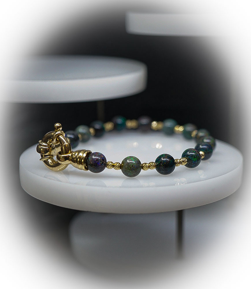 Bracelet Opale en Or 18 KT Matière: Or 750/1000 (9,4 grammes) Pierre: Opales (10,75 carats) Poids: 11,55 grammes