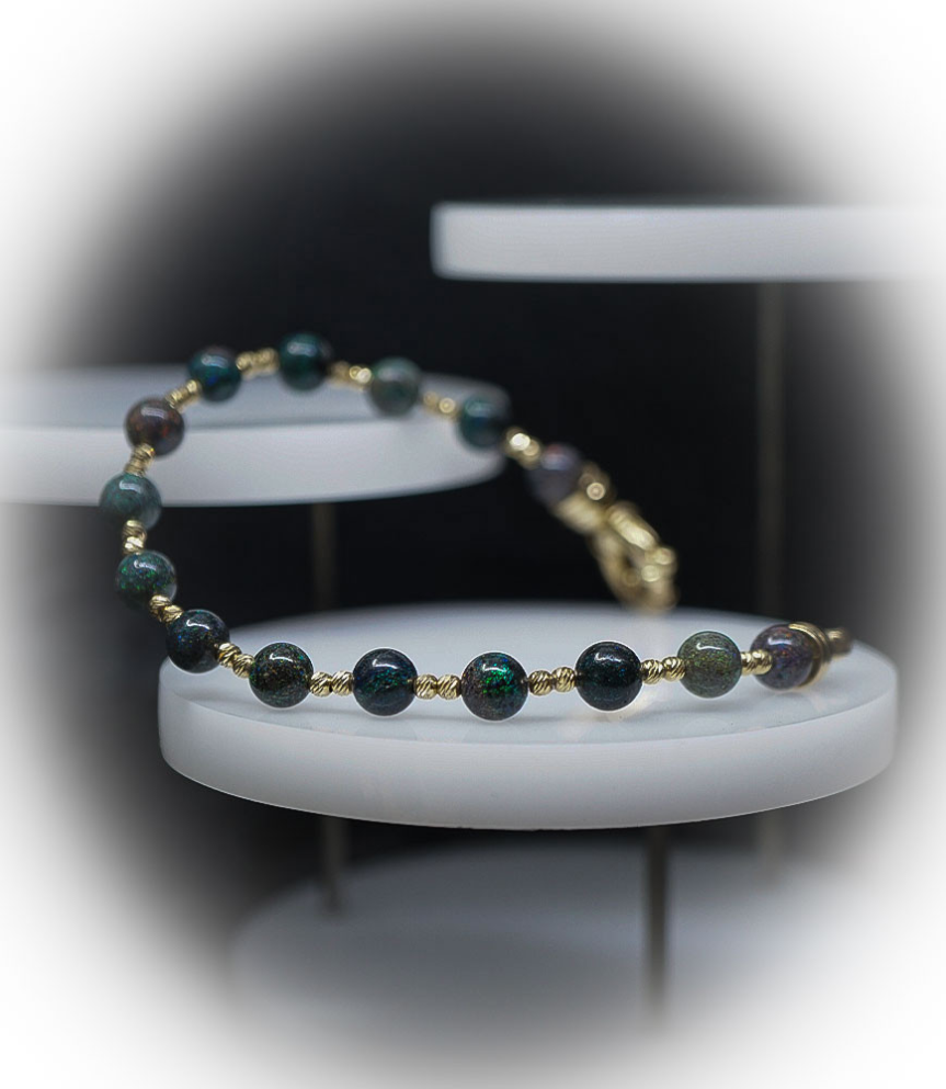 Bracelet Opale en Or 18 KT Matière: Or 750/1000 (9,4 grammes) Pierre: Opales (10,75 carats) Poids: 11,55 grammes