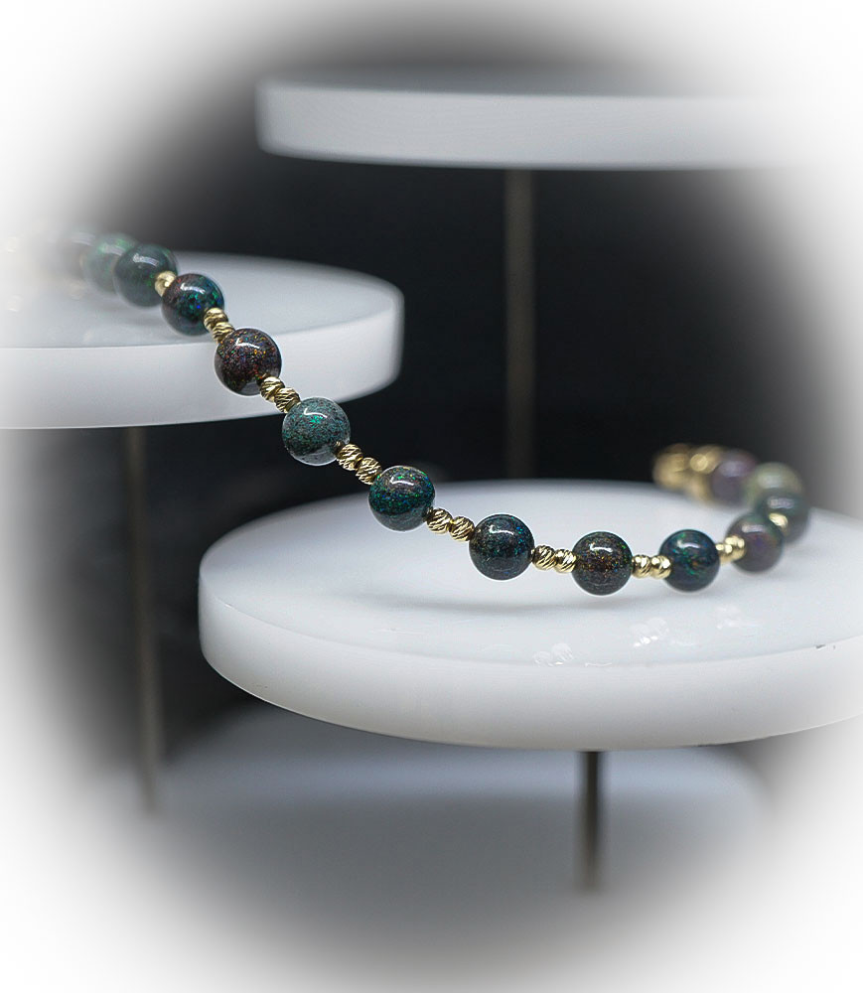 Bracelet Opale en Or 18 KT Matière: Or 750/1000 (9,4 grammes) Pierre: Opales (10,75 carats) Poids: 11,55 grammes