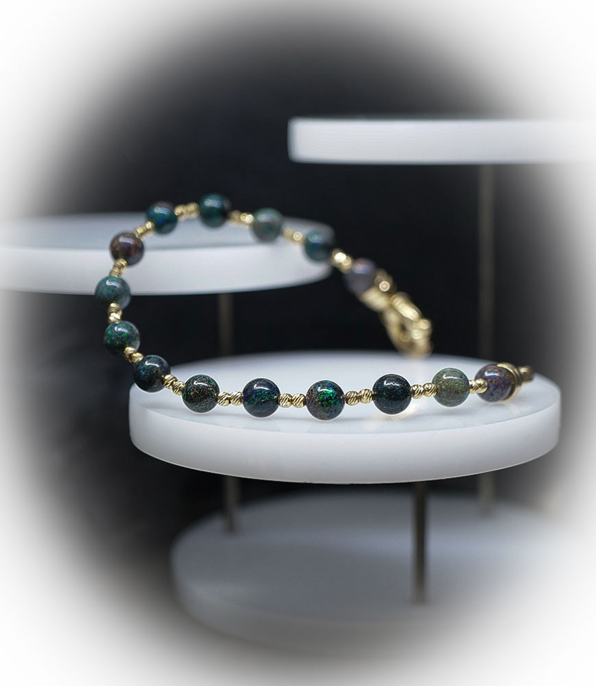 Bracelet Opale en Or 18 KT Matière: Or 750/1000 (9,4 grammes) Pierre: Opales (10,75 carats) Poids: 11,55 grammes