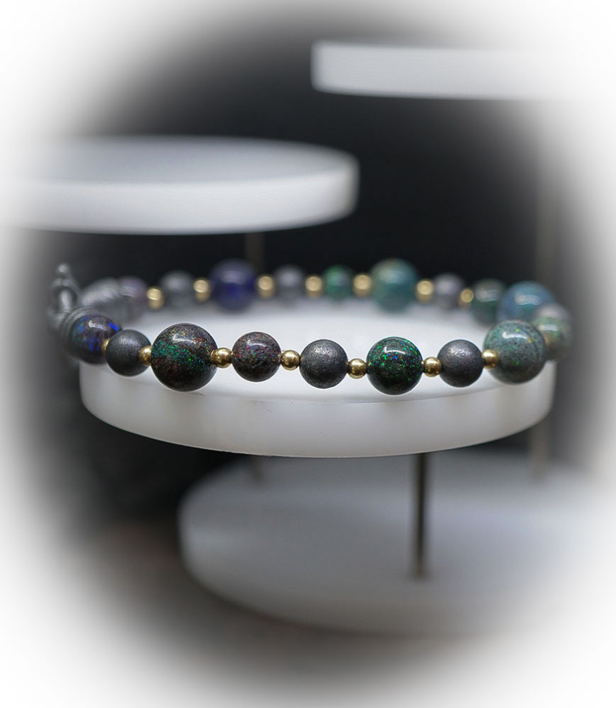 Bracelet Opale en Or et argent. Matière: Or 750/1000 (0,9 gramme) et Argent 925/1000 (13,65 grammes) Pierre: Opales (32,5 carats