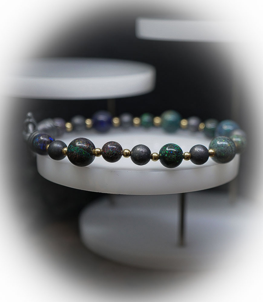 Bracelet Opale en Or et argent. Matière: Or 750/1000 (0,9 gramme) et Argent 925/1000 (13,65 grammes) Pierre: Opales (32,5 carats