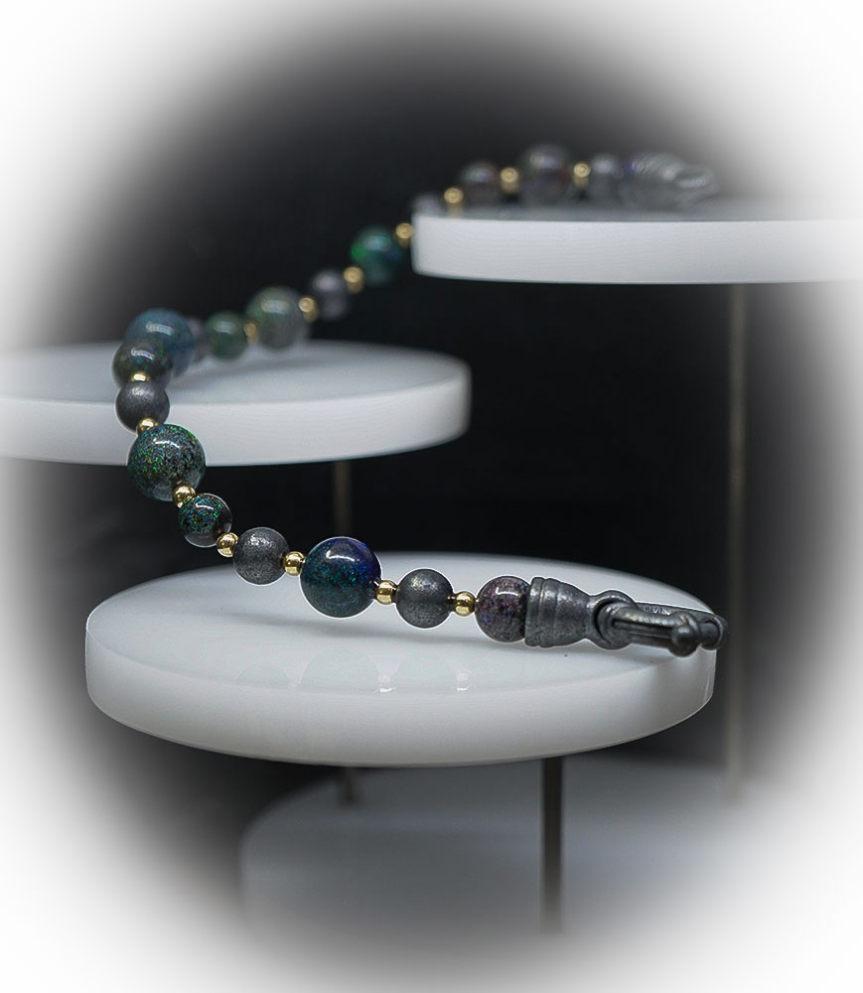 Bracelet Opale en Or et argent. Matière: Or 750/1000 (0,9 gramme) et Argent 925/1000 (13,65 grammes) Pierre: Opales (32,5 carats