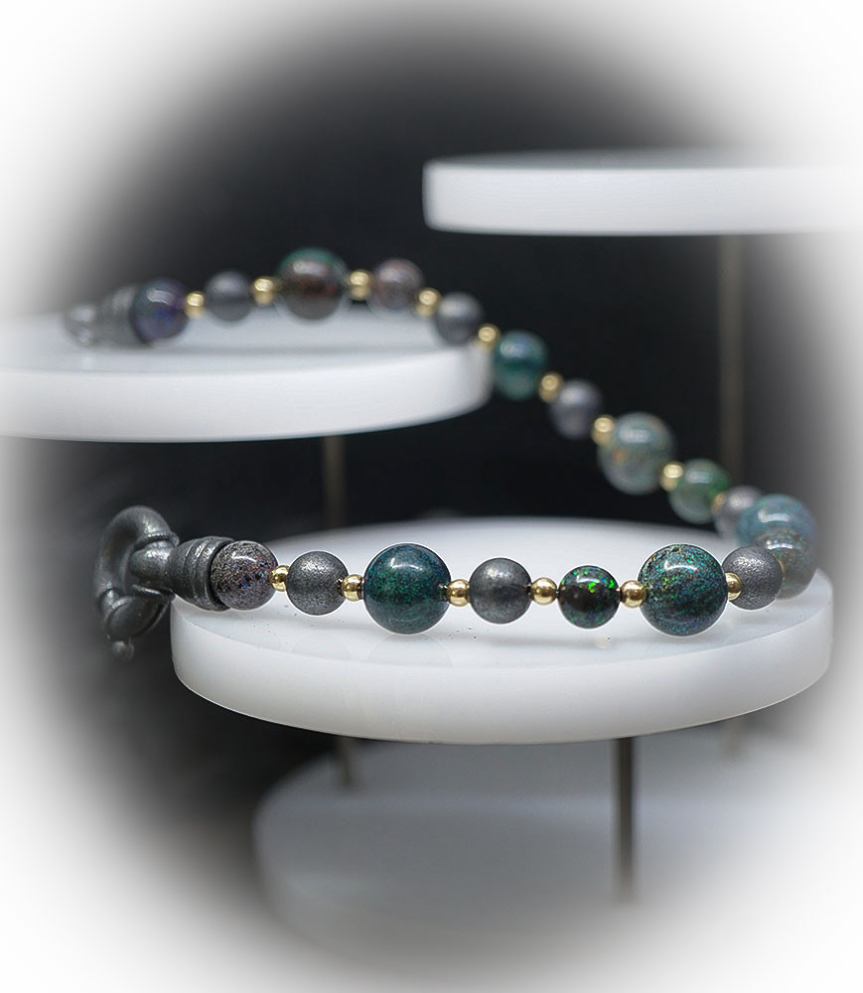 Bracelet Opale en Or et argent. Matière: Or 750/1000 (0,9 gramme) et Argent 925/1000 (13,65 grammes) Pierre: Opales (32,5 carats