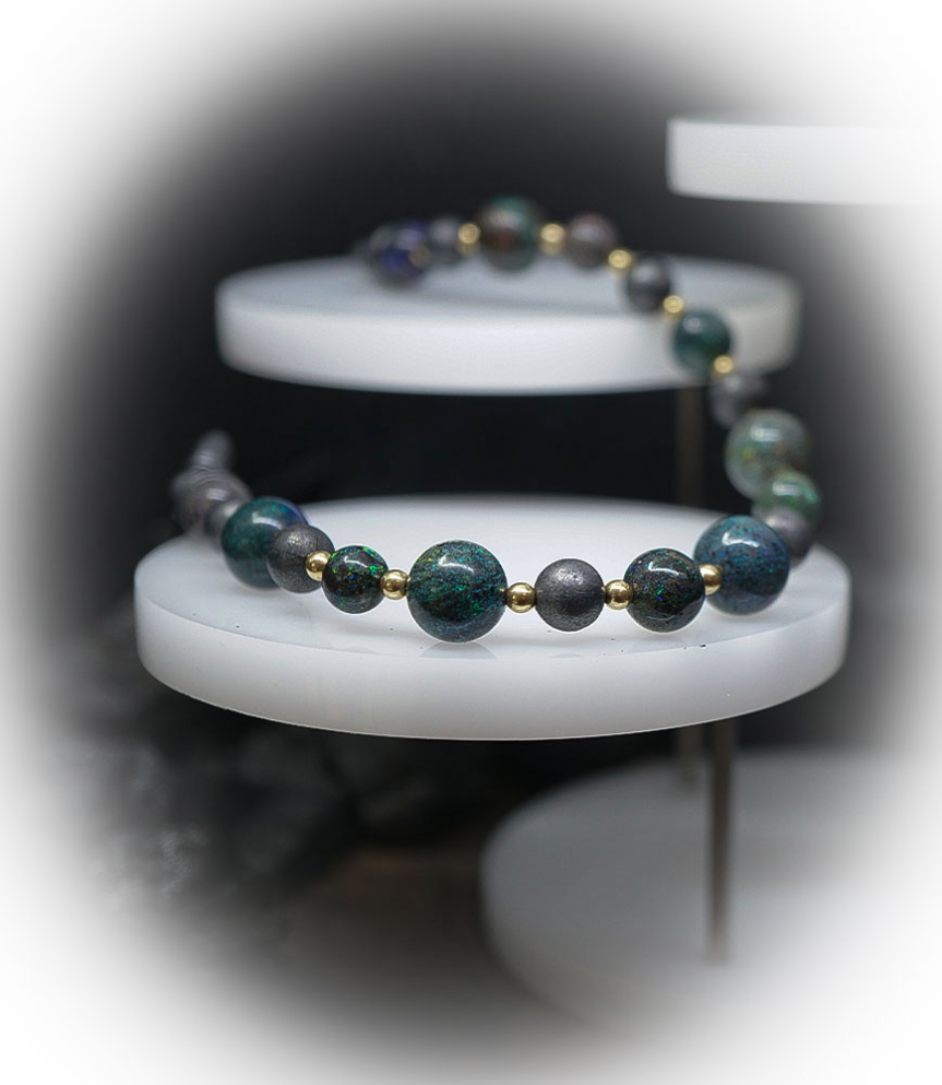 Bracelet Opale en Or et argent. Matière: Or 750/1000 (0,9 gramme) et Argent 925/1000 (13,65 grammes) Pierre: Opales (32,5 carats