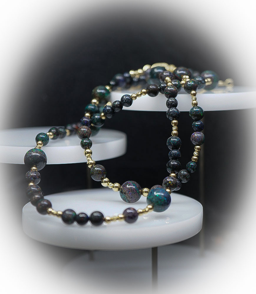 Collier Opale en Or et argent Matière: Or 750/1000 (1,95 grammes) et Argent 925/1000 (19,72 grammes) Pierre: Opales (107,4 carat