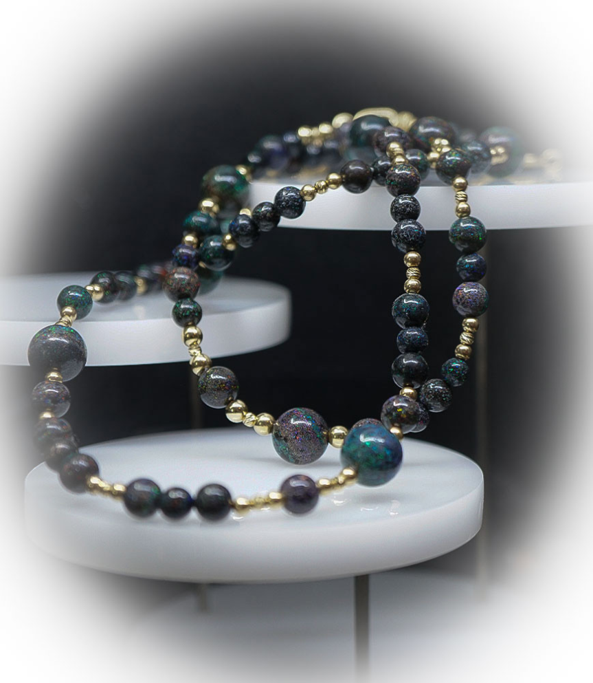 Collier Opale en Or et argent Matière: Or 750/1000 (1,95 grammes) et Argent 925/1000 (19,72 grammes) Pierre: Opales (107,4 carat