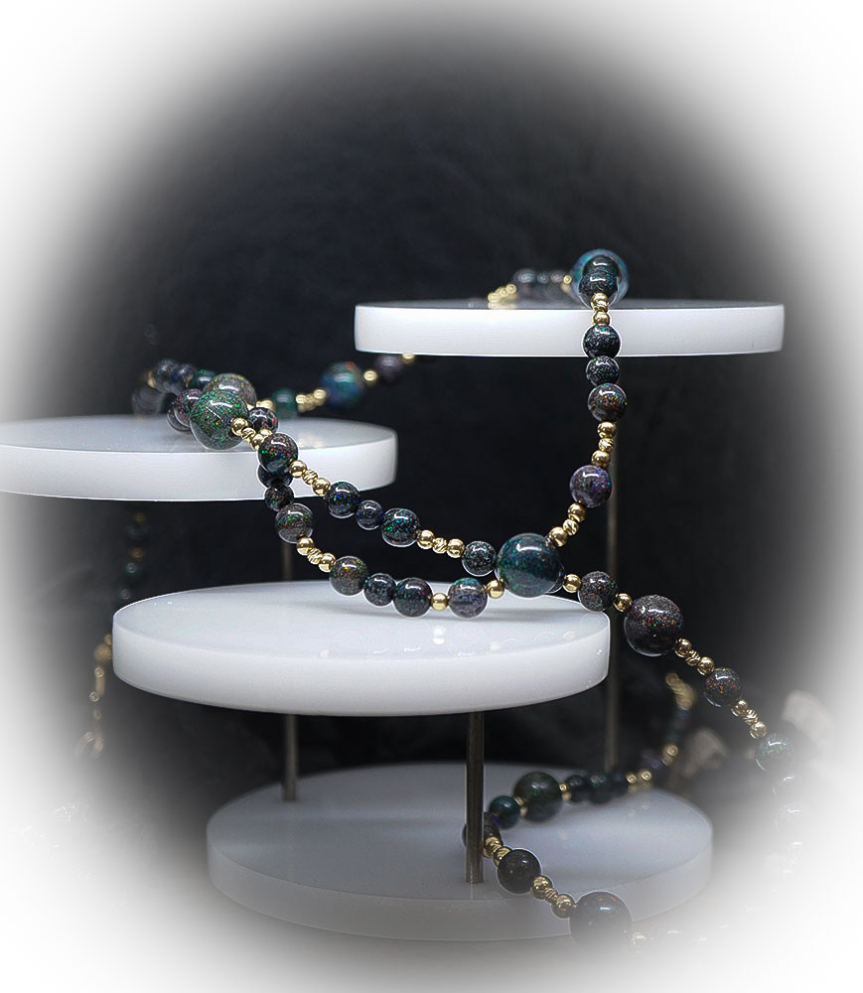 Collier Opale en Or et argent Matière: Or 750/1000 (1,95 grammes) et Argent 925/1000 (19,72 grammes) Pierre: Opales (107,4 carat