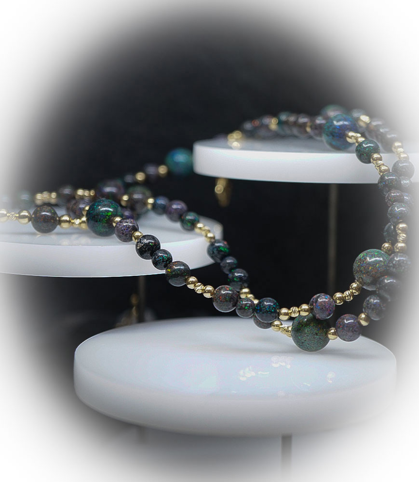 Collier Opale en Or et argent Matière: Or 750/1000 (1,95 grammes) et Argent 925/1000 (19,72 grammes) Pierre: Opales (107,4 carat