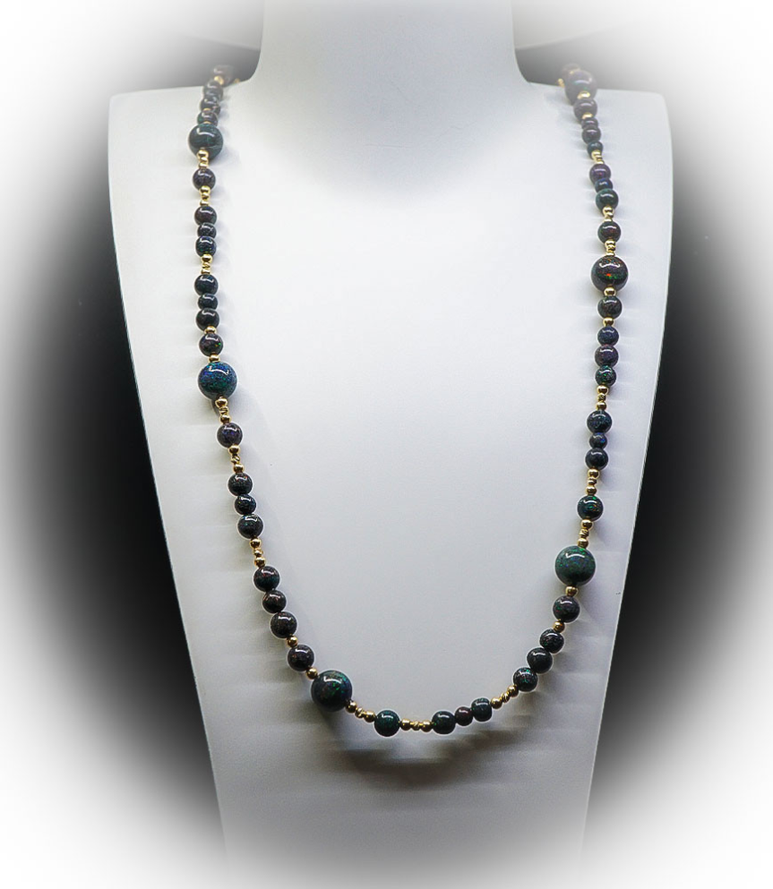 Collier Opale en Or et argent Matière: Or 750/1000 (1,95 grammes) et Argent 925/1000 (19,72 grammes) Pierre: Opales (107,4 carat