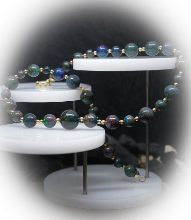 Collier Opale et Or 18KT Matière: Or 750/1000 (10 grammes)  Pierre: Opales (176,05 carats) Poids: 45,21 grammes