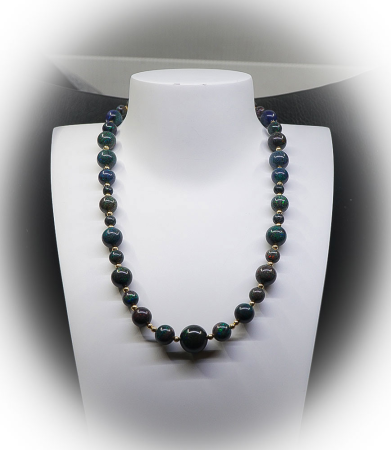 Collier Opale et Or 18KT Matière: Or 750/1000 (10 grammes)  Pierre: Opales (176,05 carats) Poids: 45,21 grammes