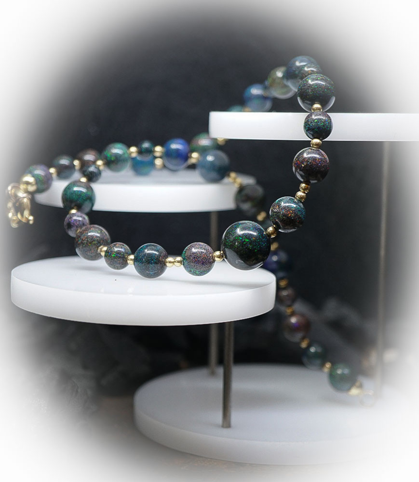 Collier Opale et Or 18KT Matière: Or 750/1000 (10 grammes)  Pierre: Opales (176,05 carats) Poids: 45,21 grammes