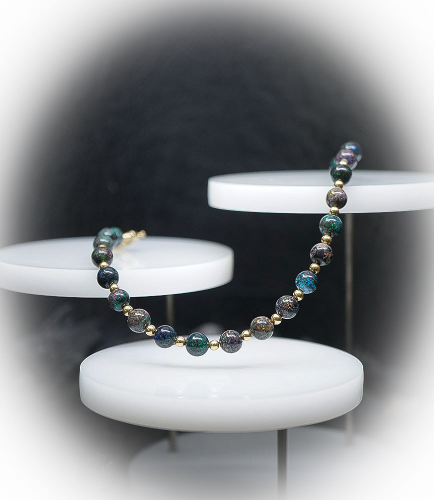 Bracelet Opale et or 18 KT. Matière: Or 750/1000 (3,95 gramme) Pierre: Opale (27,2 carats)