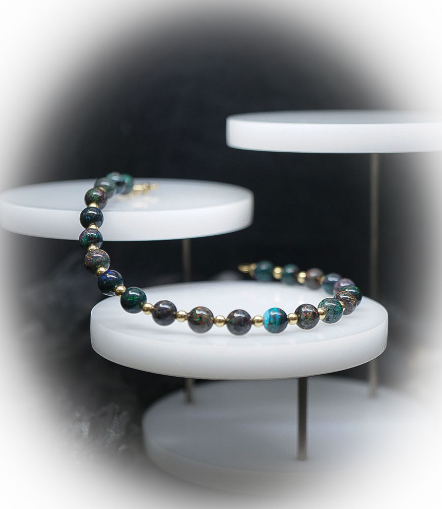 Bracelet Opale et or 18 KT. Matière: Or 750/1000 (3,95 gramme) Pierre: Opale (27,2 carats)