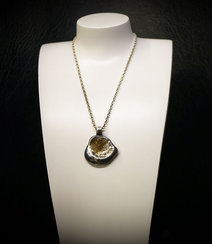 Pendentif galet en Or et Argent. Matière: Argent 925/1000 (8gr) et Or 750/1000 (1,2gr) Pierre: Non Poids: 9,2 grammes