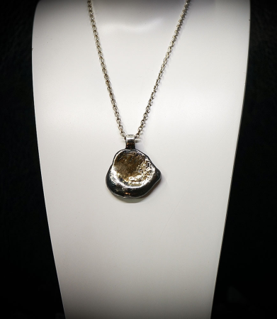 Pendentif galet en Or et Argent. Matière: Argent 925/1000 (8gr) et Or 750/1000 (1,2gr) Pierre: Non Poids: 9,2 grammes