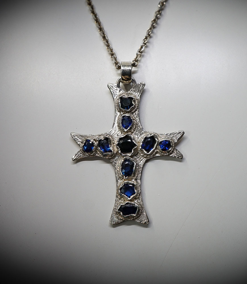 Collier en Argent Massif et Saphir.  Matière: Argent massif 925/1000 Pierre:  Saphir 2,24 carats Poids: 7,65 grammes