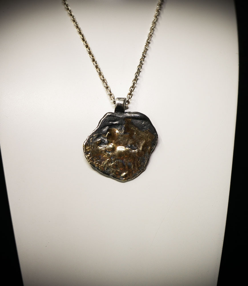 Pendentif en Or et Argent. Matière: Argent 925/1000 (5.7gr) et Or 750/1000 (1,4gr) Pierre: Non Poids: 7,1 grammes