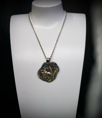 Pendentif en Or et Argent. Matière: Argent 925/1000 (5.7gr) et Or 750/1000 (1,4gr) Pierre: Non Poids: 7,1 grammes