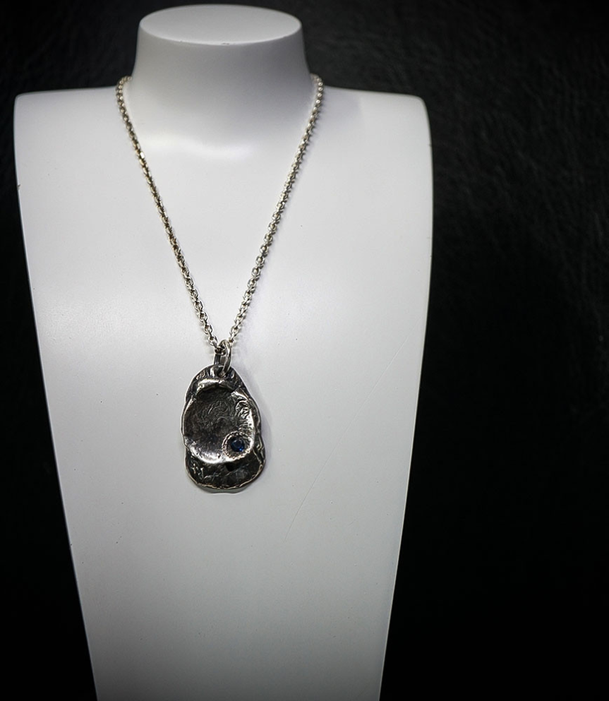 Collier Saphir en Argent Massif  Matière: Argent massif 925/1000 Pierre: Saphir 0,10 carat Poids: 4,6 grammes