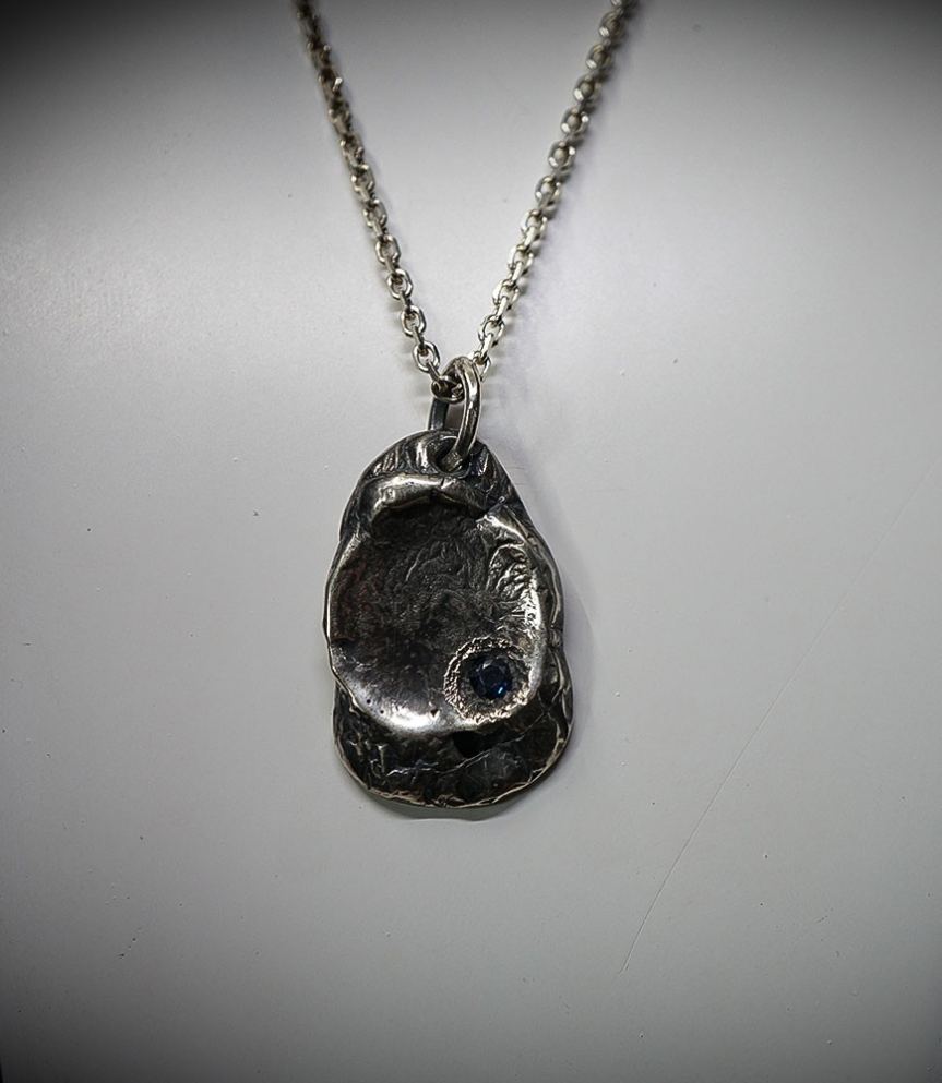 Collier Saphir en Argent Massif  Matière: Argent massif 925/1000 Pierre: Saphir 0,10 carat Poids: 4,6 grammes