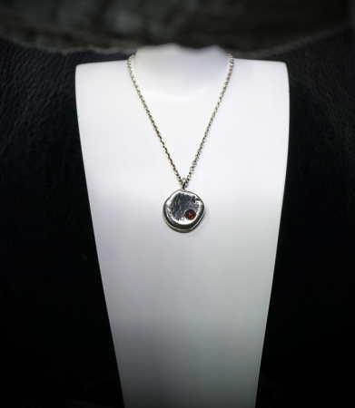 Collier Grenat en Argent Massif  Matière: Argent massif 925/1000 Pierre: Grenat 0,20 carat Poids: 5,6 grammes