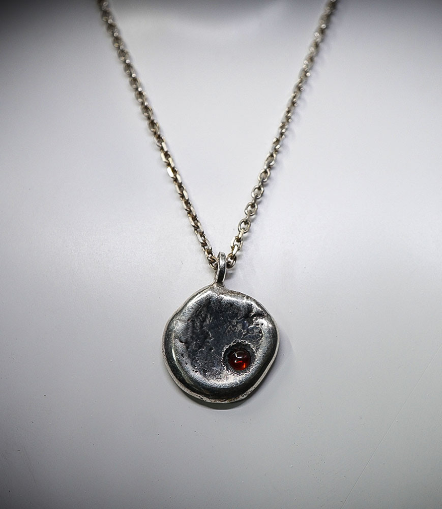 Collier Grenat en Argent Massif  Matière: Argent massif 925/1000 Pierre: Grenat 0,20 carat Poids: 5,6 grammes