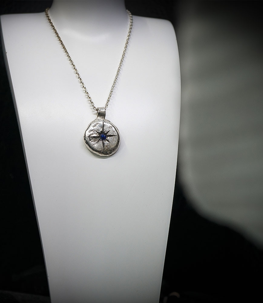 Collier Saphir en Argent Massif  Matière: Argent massif 925/1000 Pierre: Saphir 0,20 carat Poids: 8,7 grammes