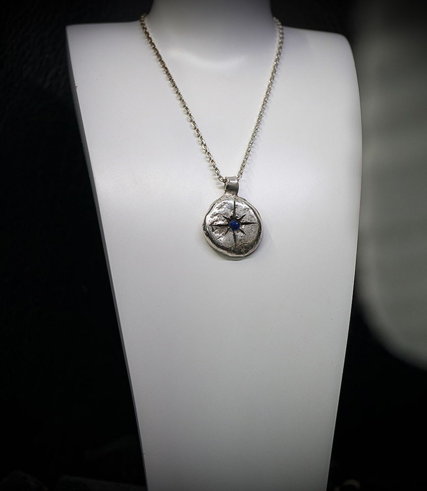 Collier Saphir en Argent Massif  Matière: Argent massif 925/1000 Pierre: Saphir 0,20 carat Poids: 8,7 grammes