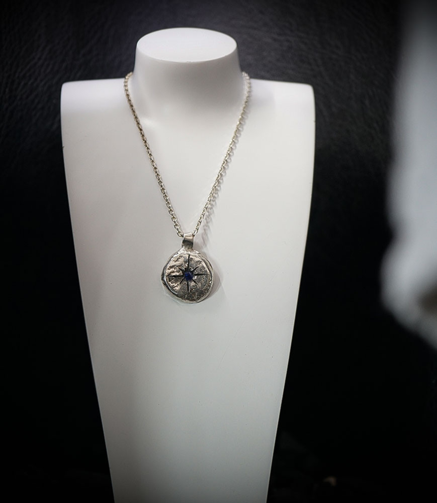 Collier Saphir en Argent Massif  Matière: Argent massif 925/1000 Pierre: Saphir 0,20 carat Poids: 8,7 grammes