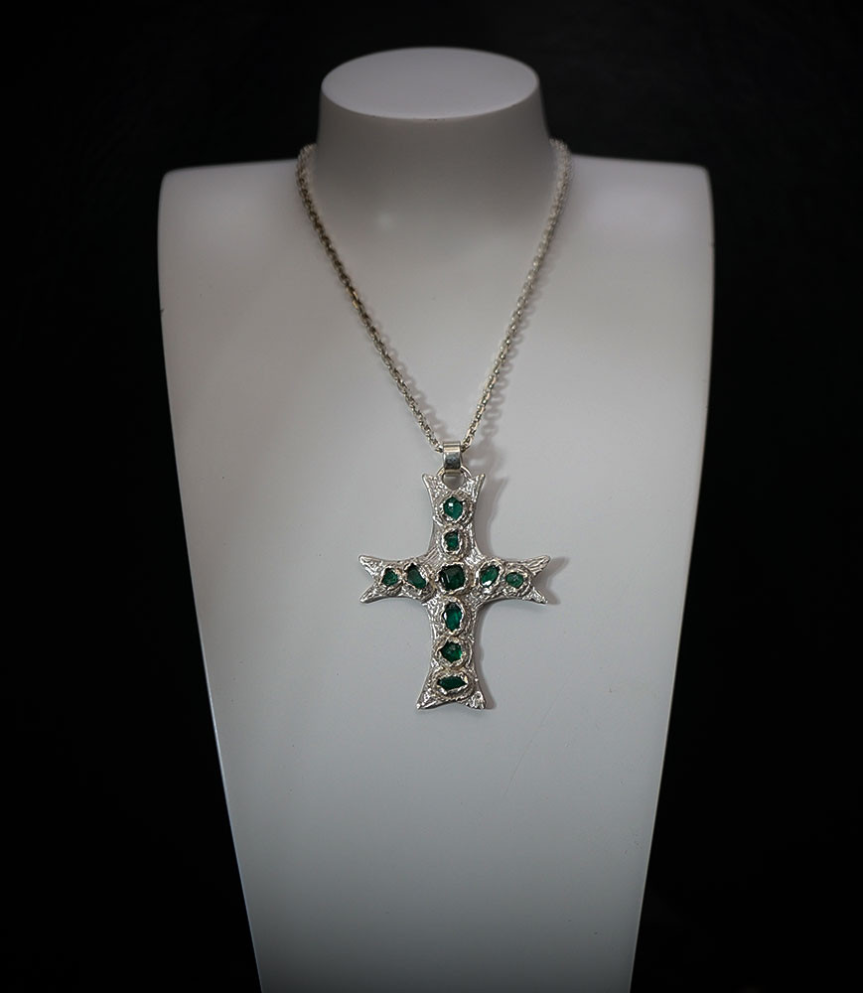 Collier en Argent Massif et Emeraudes.  Matière: Argent massif 925/1000 Pierre:  Emeraudes 2,34 carats Poids: 7,85 grammes