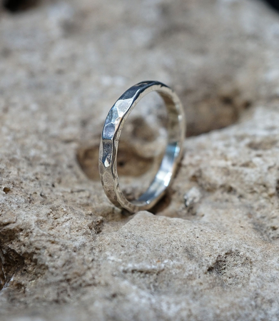 Découvrez l'anneau martelet en argent massif de 3 mm de large, une création emblématique de Valentine pour sa marque Lovely Stor