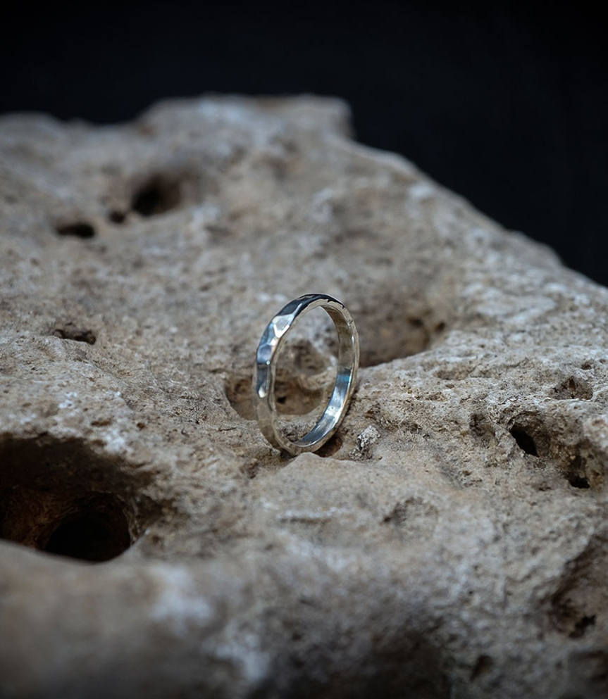 Découvrez l'anneau martelet en argent massif de 3 mm de large, une création emblématique de Valentine pour sa marque Lovely Stor