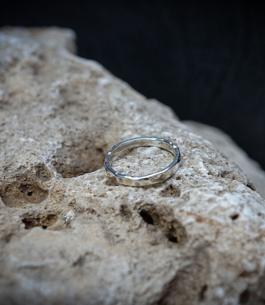 Découvrez l'anneau martelet en argent massif de 3 mm de large, une création emblématique de Valentine pour sa marque Lovely Stor