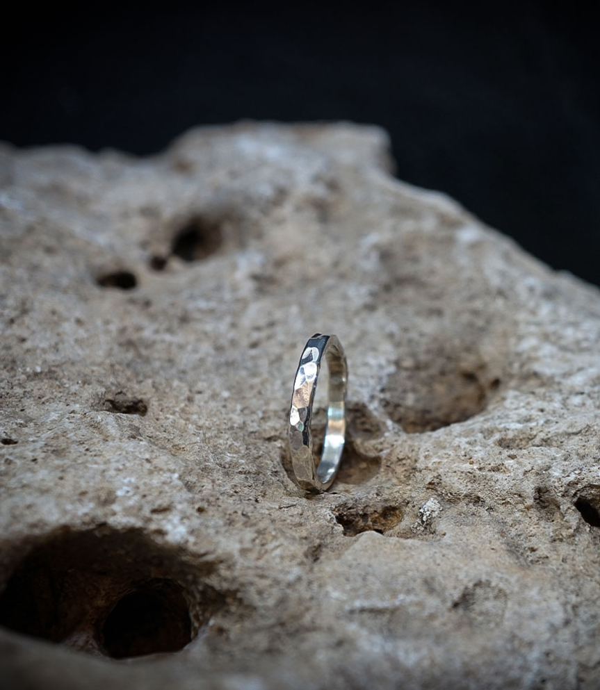 Découvrez l'anneau martelet en argent massif de 3 mm de large, une création emblématique de Valentine pour sa marque Lovely Stor