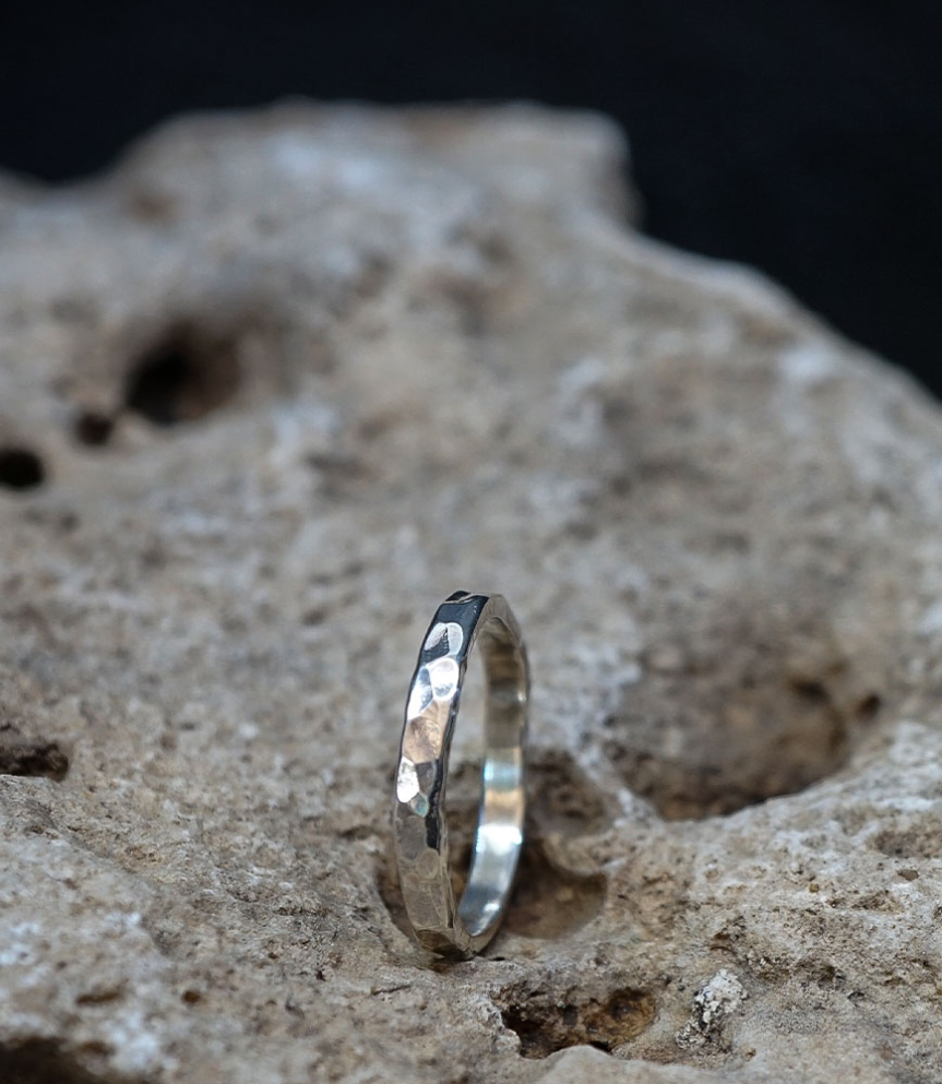 Découvrez l'anneau martelet en argent massif de 3 mm de large, une création emblématique de Valentine pour sa marque Lovely Stor