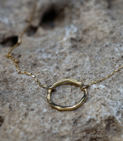 Lovely Storm Collection - Collier en Or 18 KT.  Matière: Or 750/1000  Poids: 1,6 gramme Le Collier Martelet "Lovely Storm" : L'É