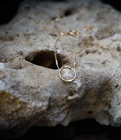 Lovely Storm Collection - Collier en Or 18 KT.  Matière: Or 750/1000  Poids: 1,6 gramme Le Collier Martelet "Lovely Storm" : L'É