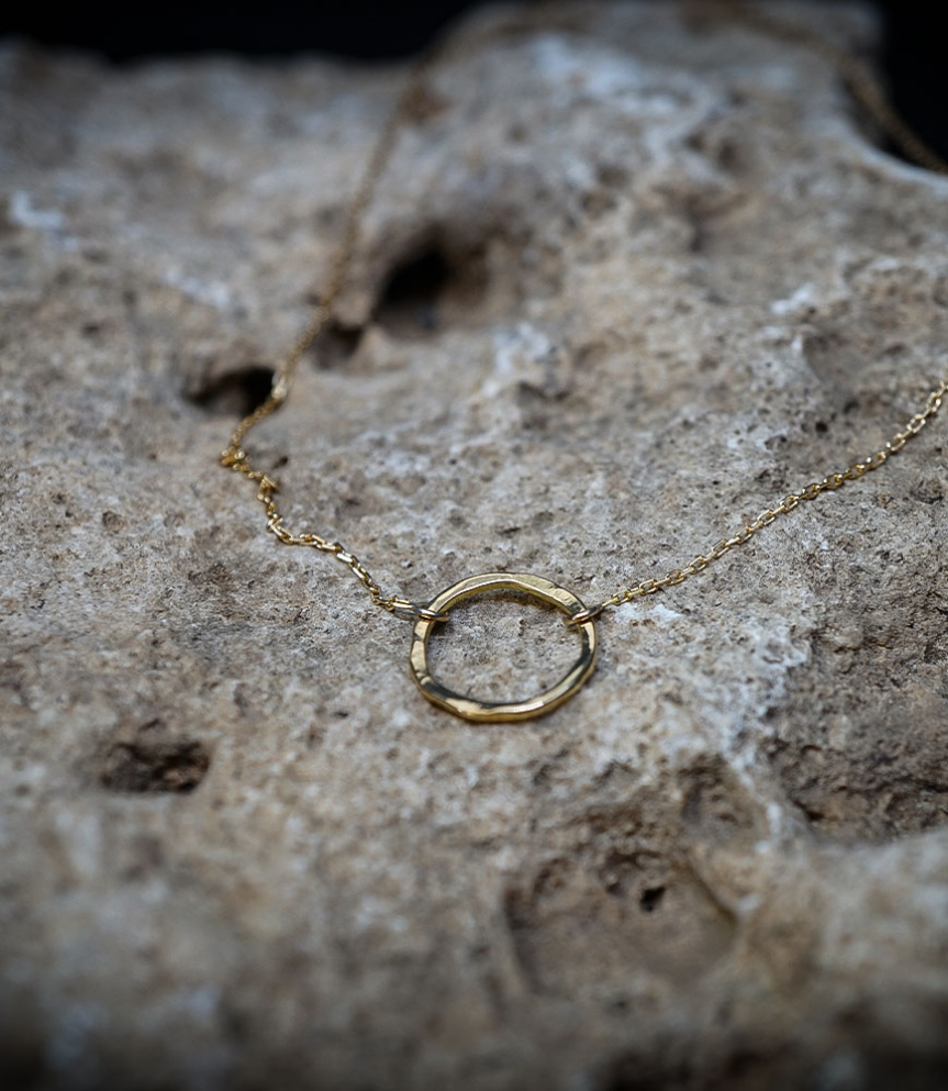 Lovely Storm Collection - Collier en Or 18 KT.  Matière: Or 750/1000  Poids: 1,6 gramme Le Collier Martelet "Lovely Storm" : L'É