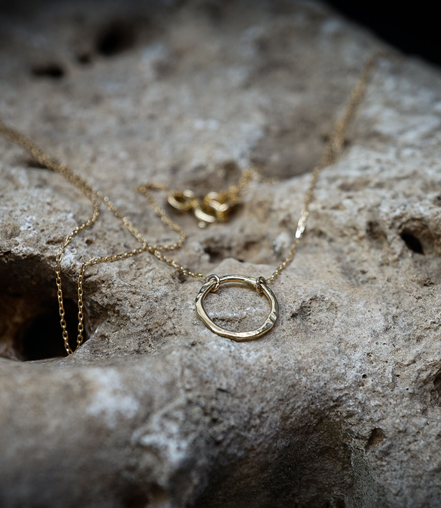 Lovely Storm Collection - Collier en Or 18 KT.  Matière: Or 750/1000  Poids: 1,6 gramme Le Collier Martelet "Lovely Storm" : L'É