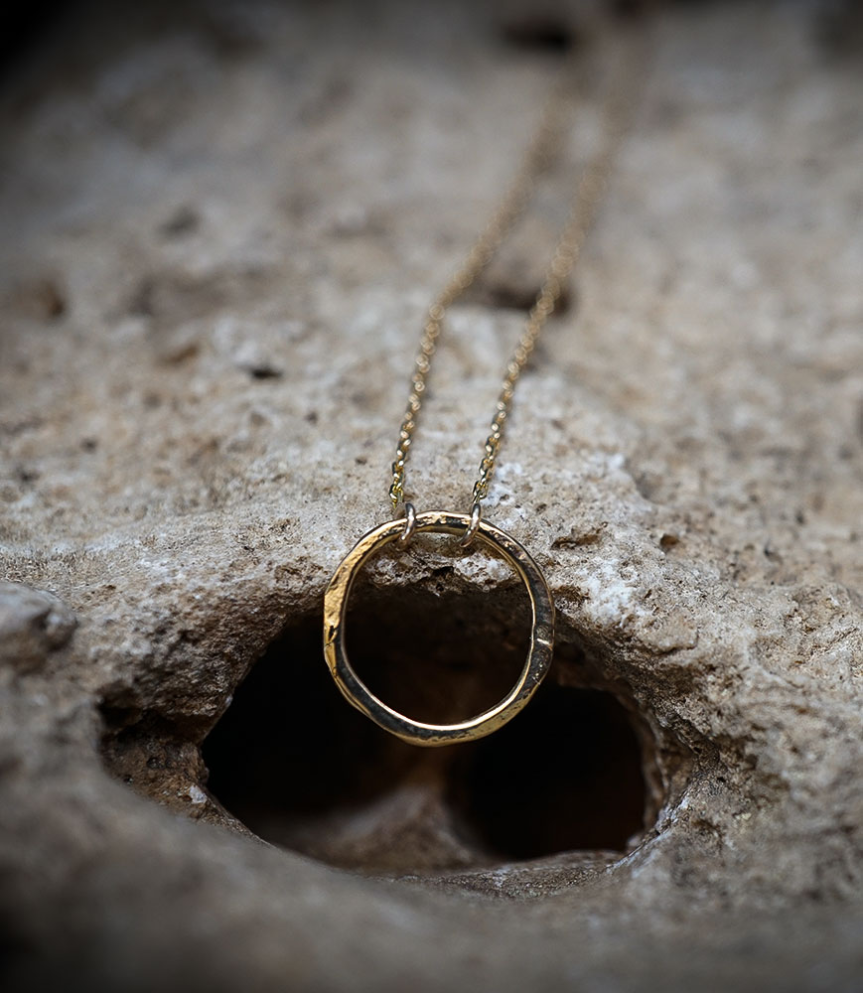 Lovely Storm Collection - Collier en Or 18 KT.  Matière: Or 750/1000  Poids: 1,6 gramme Le Collier Martelet "Lovely Storm" : L'É