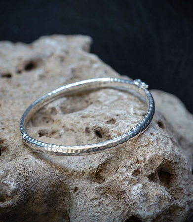 Bracelet Jonc Martelé Ouvrant – Lovely Storm