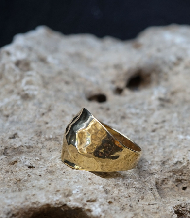 Bague en Or 18 KT.  Matière: Or 750/1000 Pierre: Non Poids: 5,2 grammes  Cette bague jonc est une création, façonnée à la main p